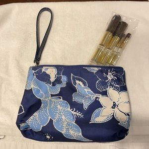Estée Lauder makeup 4 brushes plus makeup bag! HOST PICK AND NWOT! never used :)